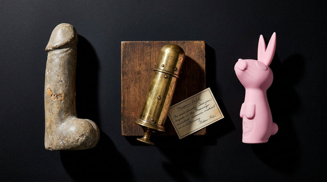 Chronologie de trois objets du plaisir sur fond noir : phallus en pierre préhistorique, appareil mécanique victorien en laito