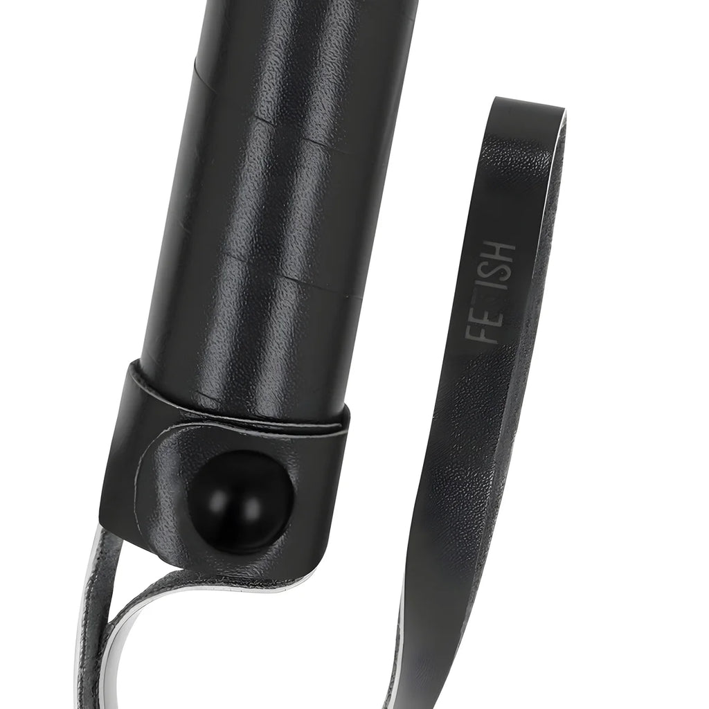 fetish submissive fouet en cuir vegetalien