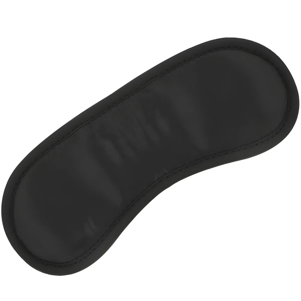 Masque occultant en satin noir Darkness a la forme ovale arrondie, vu de trois quarts. Bandeau souple pour les yeux destine a la privation de vue dans les jeux sensoriels a deux.