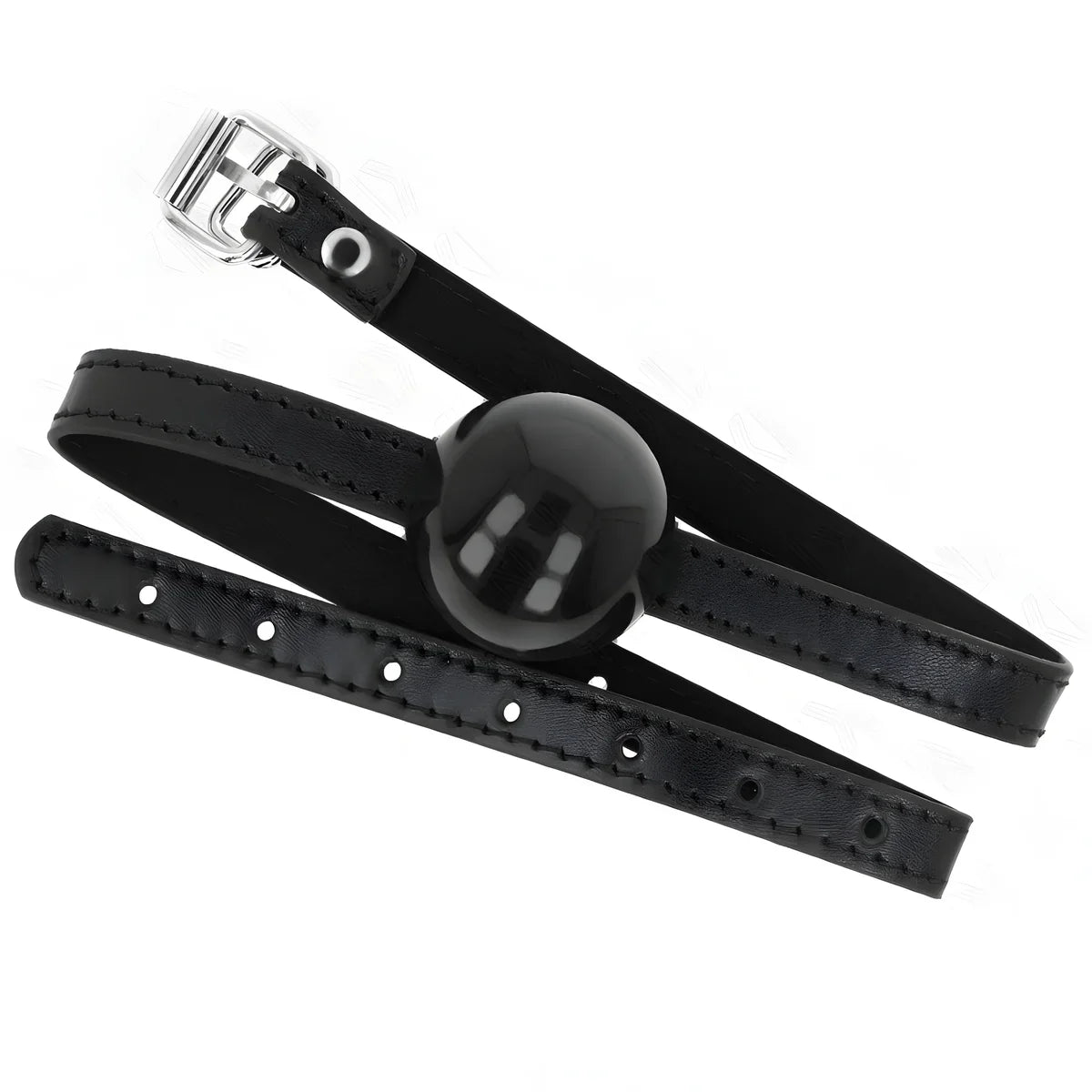 Bâillon boule noire sur lanière perforée à boucle métallique, présenté en diagonale sur fond blanc, accessoire de soumission BDSM sobre et ajustable.