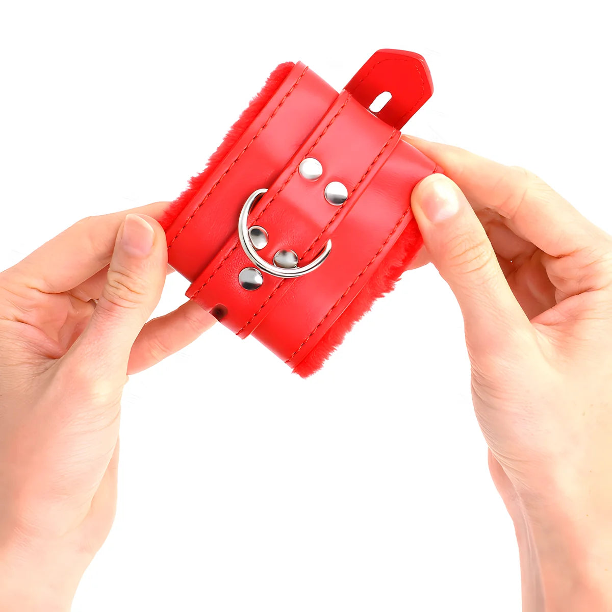 kink appui poignets doubles de fourrure avec trous carres rouge et ceinture rouge reglable 17 29 cm x 6 cm