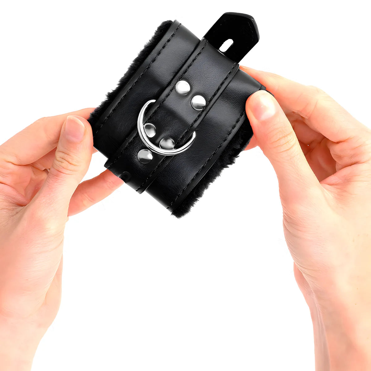 kink appui poignets doubles de fourrure avec trous carres noir et ceinture noire reglable 17 29 cm x 6 cm