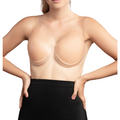 Elevateur de poitrine silicone Bye Bra porte de face, mains sur les hanches, coupelles et sangles transparentes remontant la poitrine sans soutien-gorge, demonstration sur modele buste
