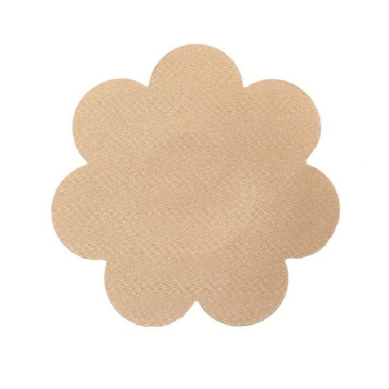 Couvre-mamelon petale satine Bye Bra presente seul, pastille adhesive coloris chair en forme de fleur, accessoire discret inclus avec les coussinets de lifting pour proteger les tetons