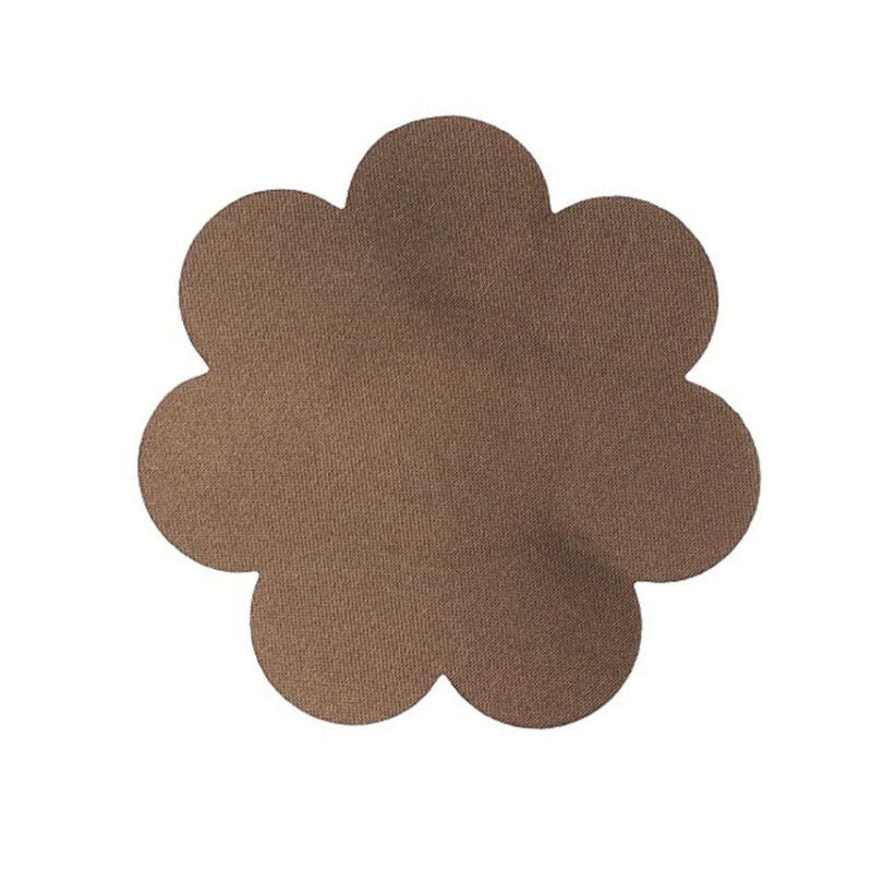 Couvre-mamelon petale satine Bye Bra coloris marron presente seul, pastille adhesive en forme de fleur, accessoire discret inclus avec les coussinets de lifting pour proteger les tetons