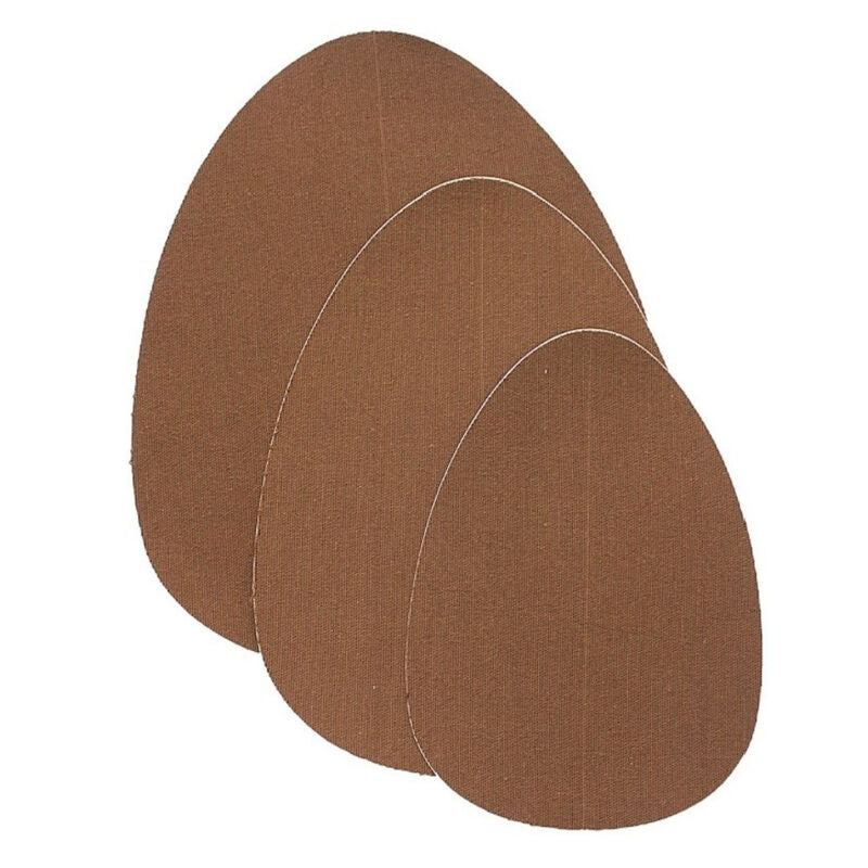 Coussinets de lifting des seins Bye Bra coloris marron presentes seuls, trois patchs adhesifs ovales en coton empiles en eventail, accessoire reutilisable pour tenue dos nu sans bretelles