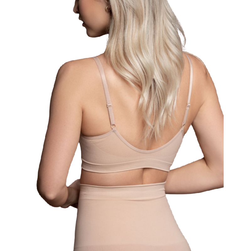 Soutien-gorge sans couture Bye Bra beige vue de dos sur une modele, bande large et bretelles reglables en polyamide elasthanne, controle moyen et finition lisse au quotidien