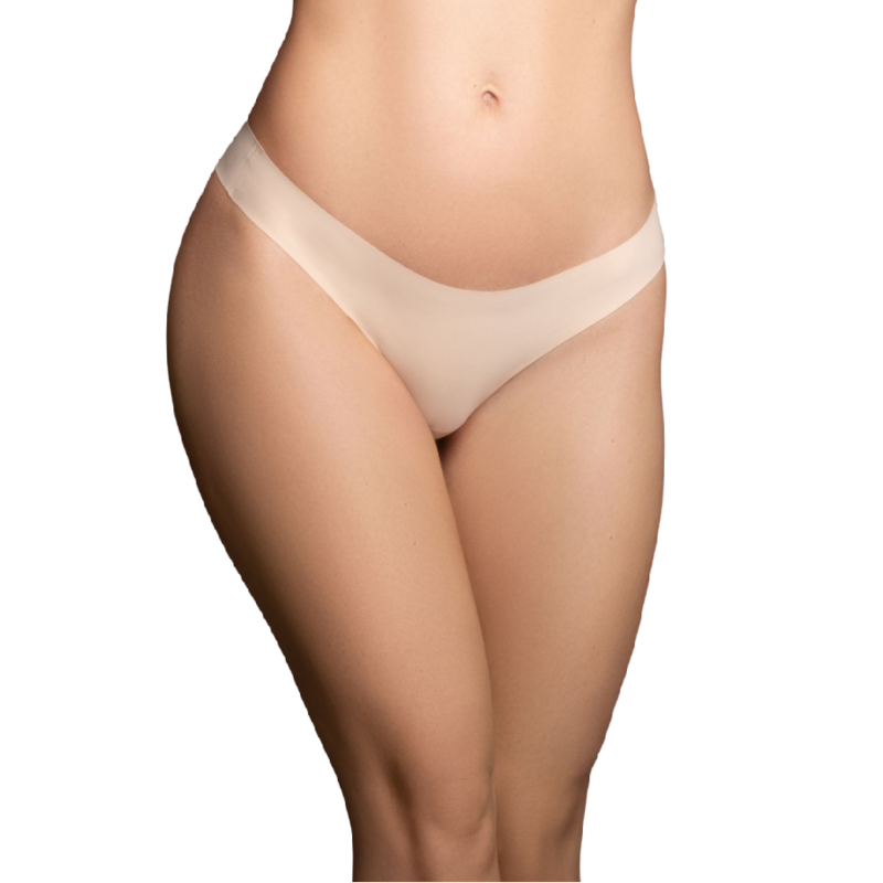 Culotte bresilienne chair Bye Bra portee de trois quarts sur une hanche, effet invisible seconde peau, gousset coton hygienique, ideale sous les tenues moulantes.