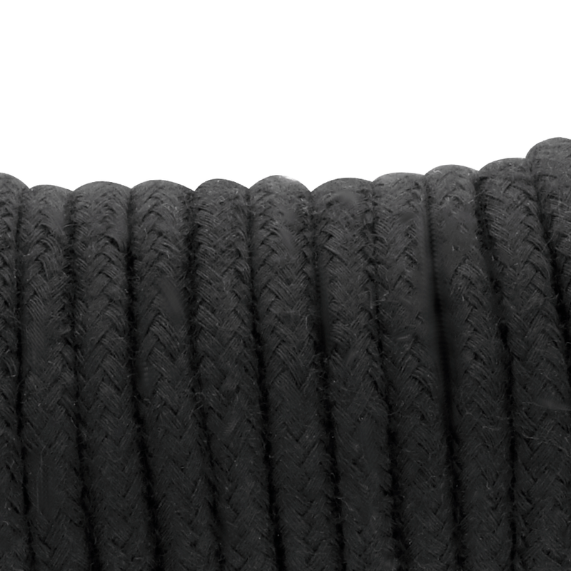 Gros plan des torons tresses d'une corde de bondage en coton noir Darkness. Texture reguliere et douce du coton pour le shibari et l'immobilisation du corps a deux.