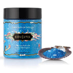 Pot Kamasutra Treasures of the Sea sels de bain 697 g vu de face, coquillage de presentation a cote, mineraux marins qui colorent l'eau en bleu apaisant et adoucissent la peau.