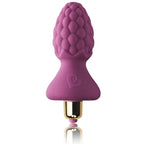 Plug anal vibrant en silicone rose vif à tête texturée en forme de framboise sur base en T, capsule vibrante dorée et embout rose sous le socle, format compact débutant.