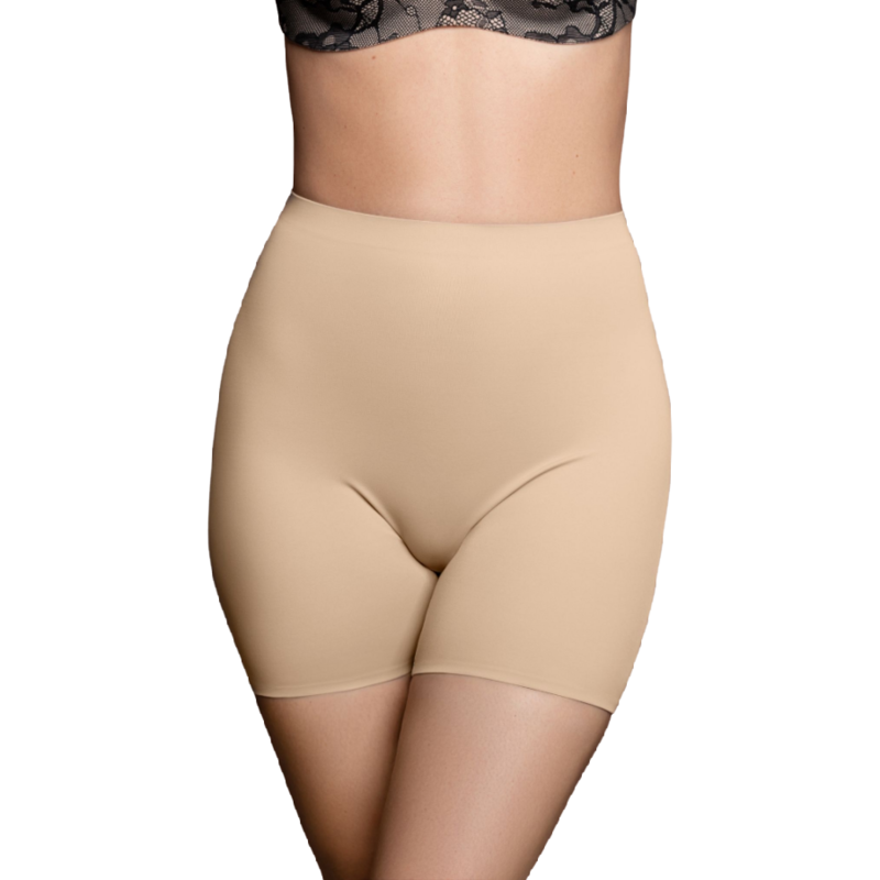 Short lissant Bye Bra beige porte de face par une modèle avec brassiere dentelle, microfibre extensible et taille mi-haute, contrôle leger galbant la silhouette