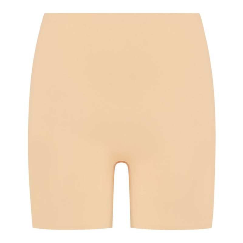 Short invisible lissant Bye Bra beige presente a plat de face, taille mi-haute lisse et jambes courtes, microfibre jersey legère au contrôle leger discret sous les vêtements