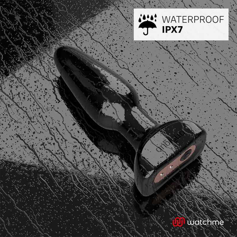 Plug anal conique Anbiguo en silicone noir sur fond mouille avec badge Waterproof IPX7, illustrant l'etancheite renforcee du jeu anal vibrant sous l'eau.