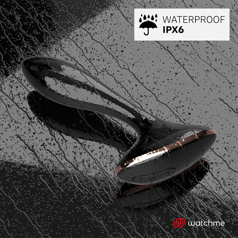 Plug anal fin Anbiguo en silicone noir sur fond mouille avec badge Waterproof IPX6, mettant en avant l'etancheite du jeu anal vibrant sous l'eau.