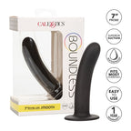Boite CalExotics Boundless avec gode noir en silicone lisse 7 pouces Smooth, sonde longue incurvee a ventouse compatible harnais, design epure sans relief realiste pour stimulation