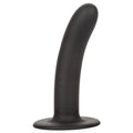 Gode Boundless CalExotics noir en silicone lisse a courbe douce sur base ventouse basse, sonde premium sans couture ni gland realiste, compatible harnais pour stimulation interne
