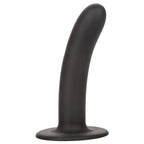 Gode Boundless CalExotics noir en silicone lisse a courbe douce sur base ventouse basse, sonde premium sans couture ni gland realiste, compatible harnais pour stimulation interne