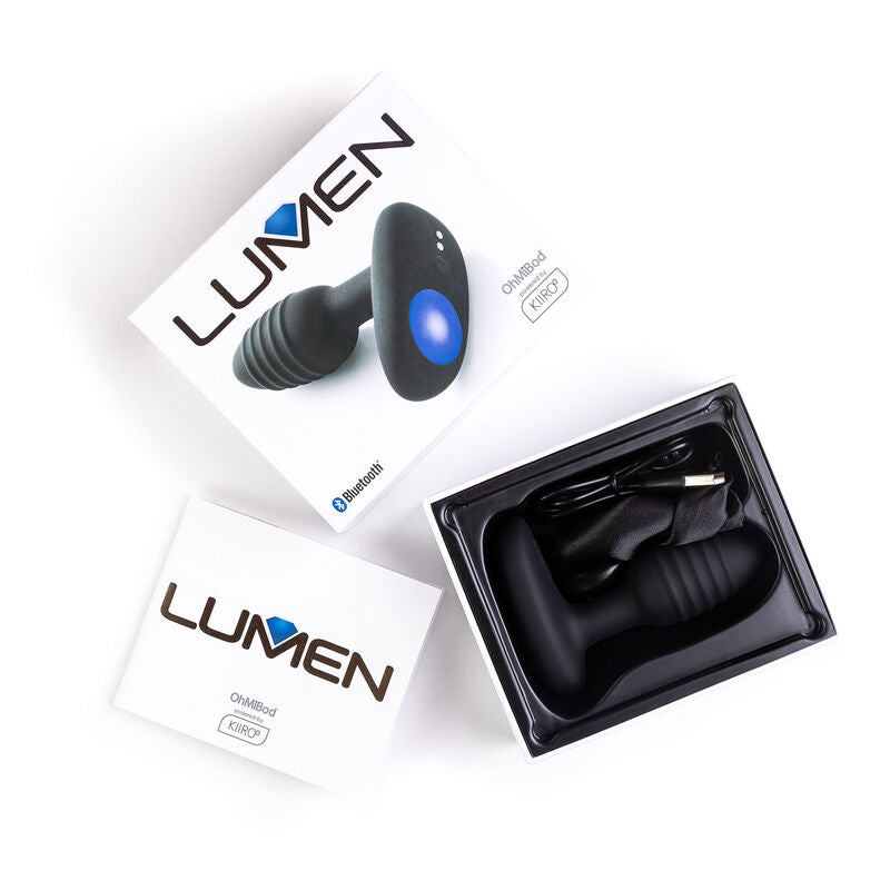 Boites Lumen ouvertes montrant le plug anal noir et son cable de charge, plug en silicone nervure a LED, vibration connectee Bluetooth a quatre modes rechargeable etanche.