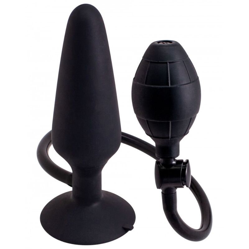 Plug anal gonflable en silicone noir lisse avec base ventouse et pompe a poire manuelle, vue de trois quarts, dispositif a dilatation progressive jusqu'a 7 cm