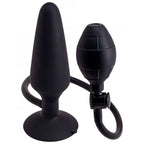 Plug anal gonflable en silicone noir lisse avec base ventouse et pompe a poire manuelle, vue de trois quarts, dispositif a dilatation progressive jusqu'a 7 cm