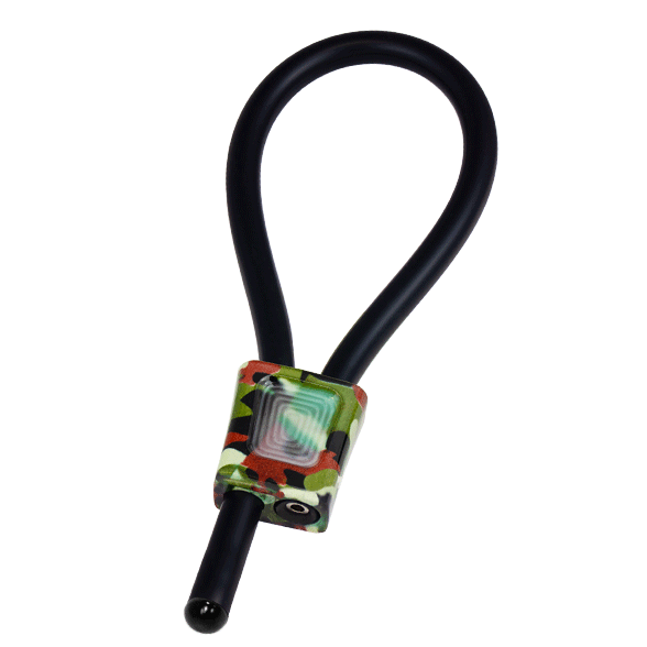 Boucle penienne ElectraStim Prestige edition limitee en caoutchouc conducteur noir a coulisseau motif camouflage, anneau reglable pour electrostimulation externe.