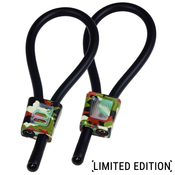 Paire de boucles peniennes ElectraStim Prestige en caoutchouc noir a curseurs camouflage, edition limitee reglable unipolaire pour electrostimulation du sexe.
