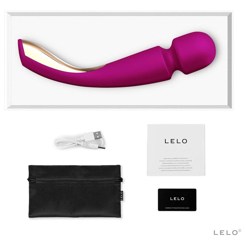 Smart Wand 2 de Lelo magenta dans son écrin blanc avec ses accessoires : pochette satinée noire, câble USB de charge et carte de garantie.