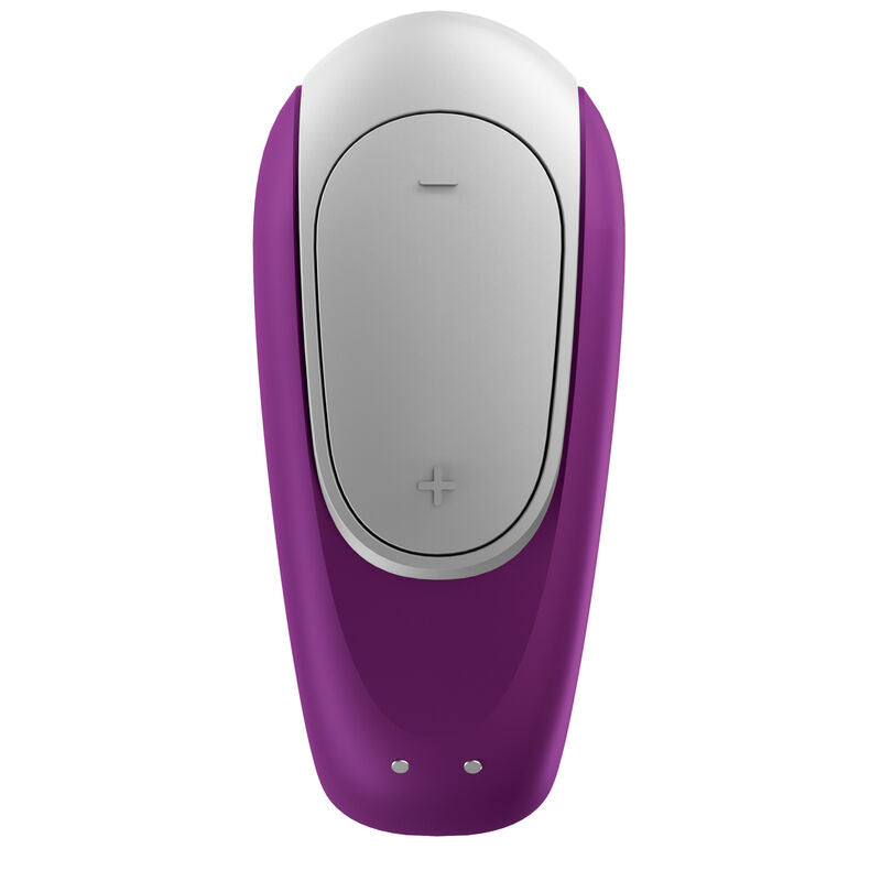 Gros plan du panneau de commande argenté du Double Fun violet posé sur la branche en silicone, boutons de réglage du vibromasseur couple en U connecté.