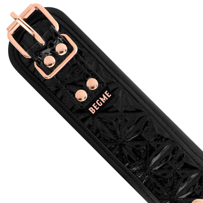 Collier de domination Begme cuir vegan noir logoté, boucle réglable or rose et doublure néoprène, vue verticale pour jeux de soumission.