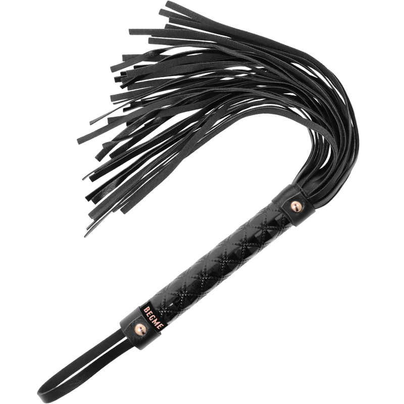 Flogger Begme noir présenté à la verticale, lanières souples et manche or rose, fouet BDSM néoprène cuir synthétique pour discipline.