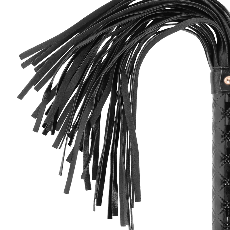 Flogger Begme cuir vegan noir aux longues lanières souples et poignée facettée, fouet BDSM pour domination et discipline en couple ou solo.