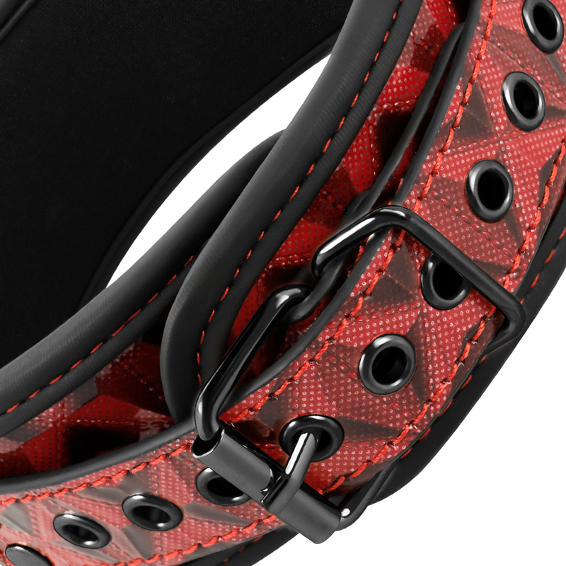 Collier de domination cuir synthétique et néoprène — détail texture surface