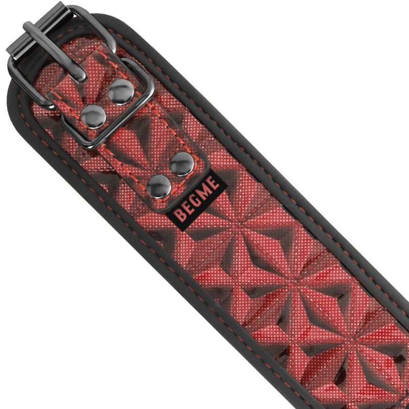 Détail du collier Begme rouge logoté avec boucle métal et motif étoilé en relief, accessoire de domination cuir synthétique sans nickel.