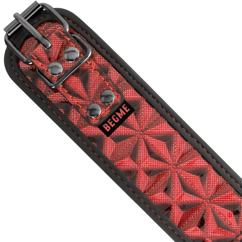 Collier BDSM avec pinces à tétons chaîne argentée — détail texture surface