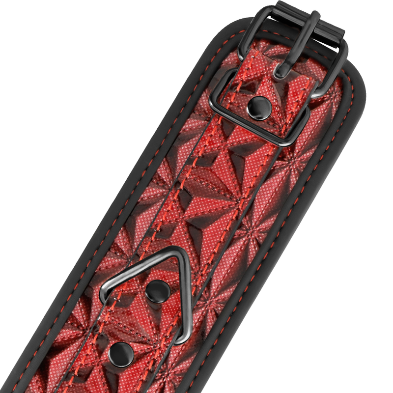 Détail de la manchette Begme cuir rouge facetté avec triangle d'attache et oeillets, menotte BDSM rembourrée doublée néoprène réglable.