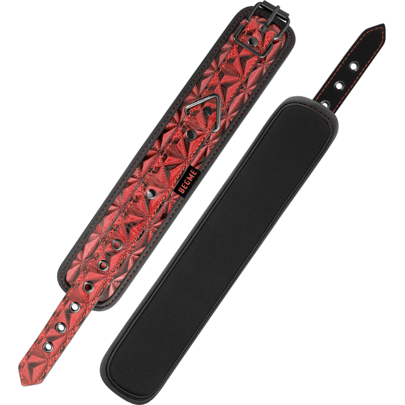 Manchettes Begme cuir rouge facetté déployées à plat côté motif et côté néoprène noir, menottes bondage réglables métal sans nickel.