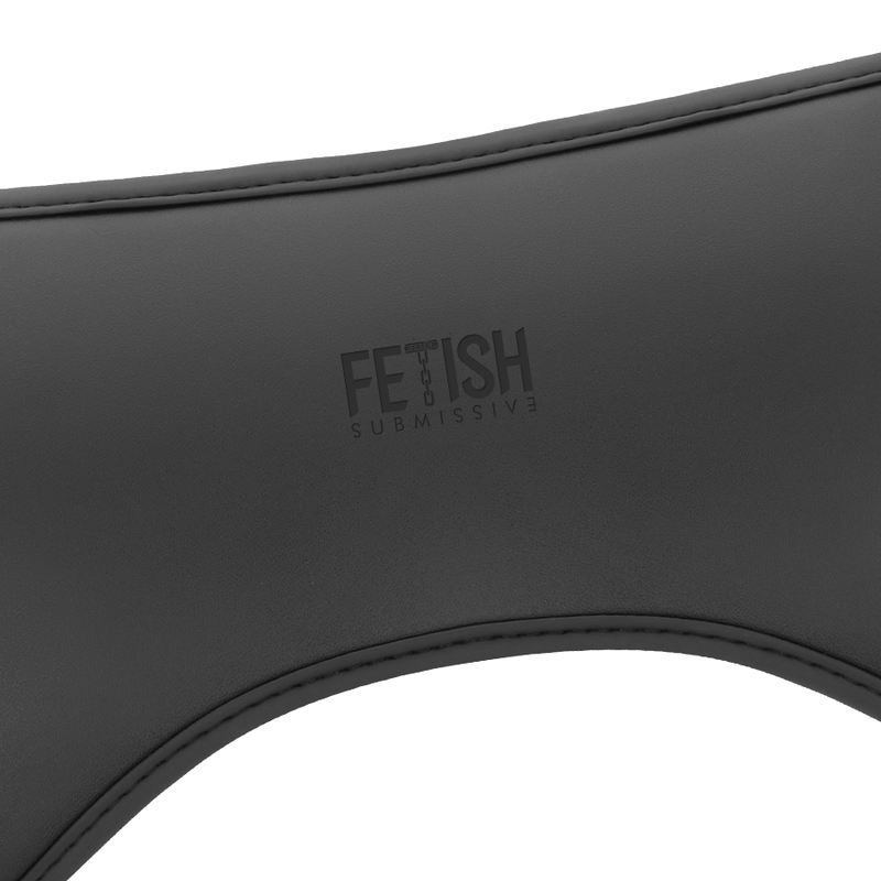Gros plan du harnais ceinture noir Cyber Strap Fetish Submissive en neoprene souple a logo grave, matiere extensible reglable, base nue pour gode-ceinture.