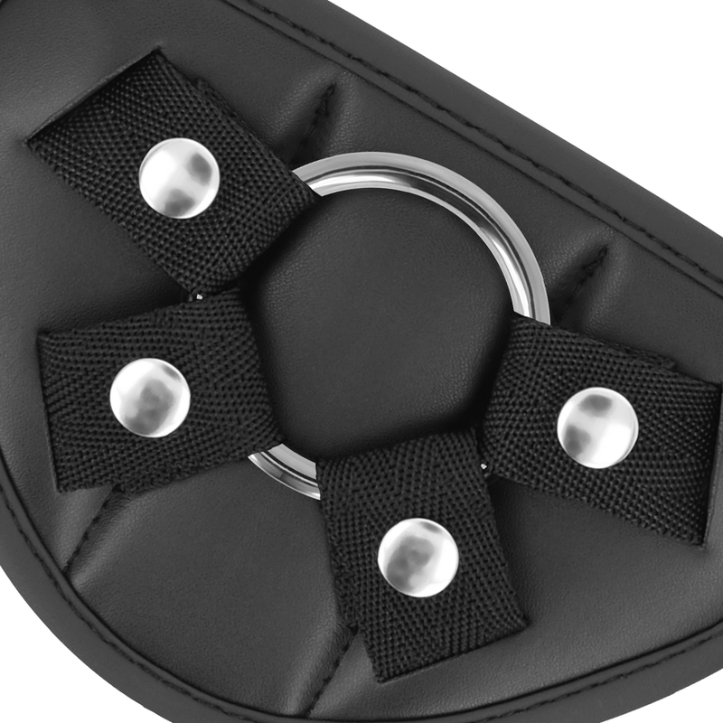 Detail du systeme de fixation du harnais Cyber Strap Fetish Submissive, anneau metal central et languettes a pression noires sur support rembourre, sans anatomie.