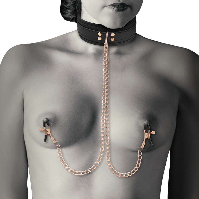Collier cuir vegan Coquette avec pinces a tetons or rose porte sur un buste, chaines reliant le cou aux pointes, accessoire fetiche de stimulation sensorielle en couple.