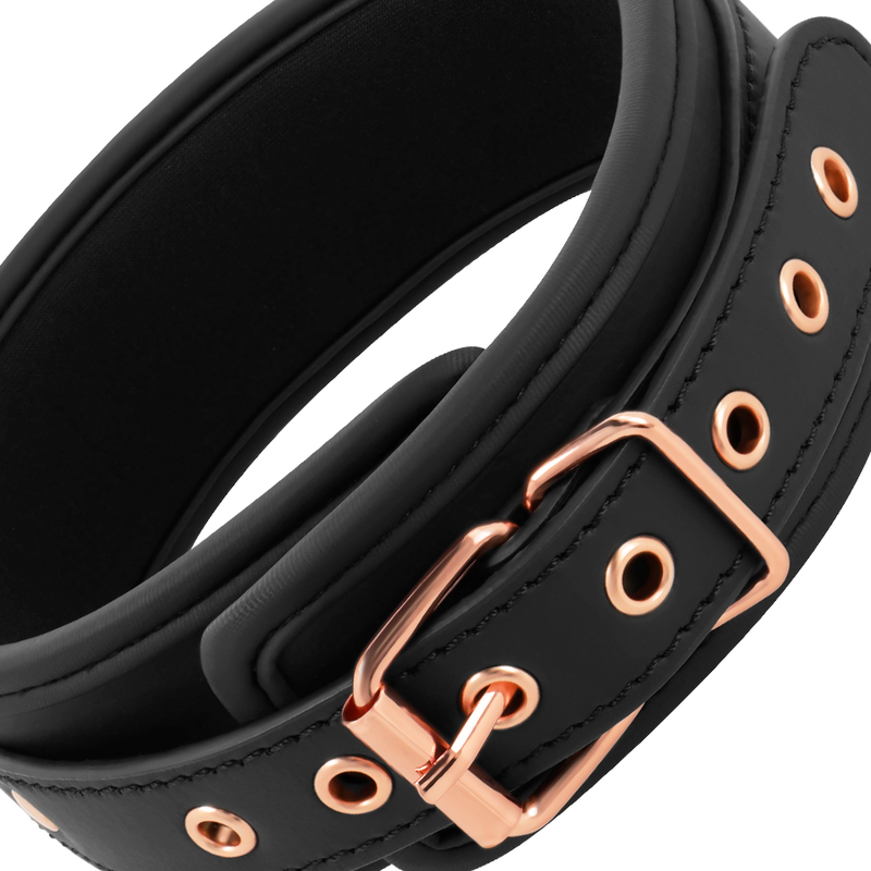 Collier pince téton cuir vegan avec chaîne métal — vue rapprochée