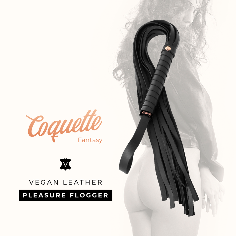 Visuel marque Pleasure Flogger montrant le fouet cuir vegan noir Coquette tenu derriere le dos d'un modele, accessoire BDSM de discipline aux longues lanieres souples.