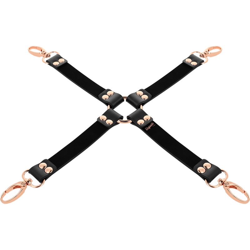 Sangle d'entrave reliant poignets et chevilles en cuir vegan — détail texture surface