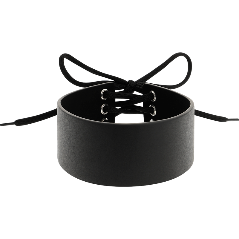 Ras de cou cuir vegan noir Coquette a laçage corset noue, vue de face montrant la bande large et le cordon, accessoire fetiche reglable pour completer une tenue.
