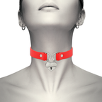 Collier en cuir vegan rouge avec pendentif cœur et clé — détail produit