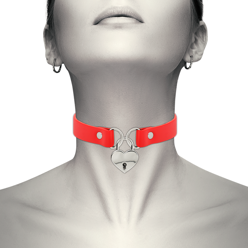 Collier en cuir vegan rouge avec pendentif cœur et clé — détail produit