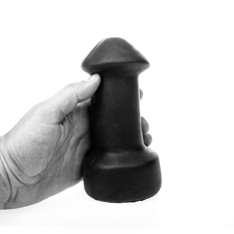 Masturbateur All Black tenu en main, photo noir et blanc montrant le fourreau silicone a tete pénienne arrondie et base evasee, texture interne stimulante facile a saisir.