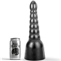 Gode XXL All Black noir etage en PVC pres de sa canette, sommet a renflements rainures et base large qui se reduit vers le haut, format de 34 cm pour une stimulation marquee.