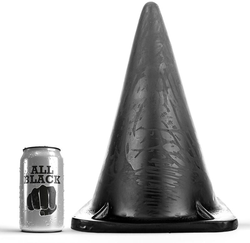 Plug anal triangulaire geant All Black de 30 cm en silicone et PVC, cone noir lisse a tres large base, place pres d une canette montrant son gabarit reserve aux experimentes.