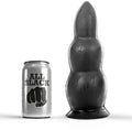 Plug anal progressif All Black noir pres de sa canette, tige a renflements etages qui s'epaississent vers la base, PVC de 23 cm pour une penetration anale profonde et intense.
